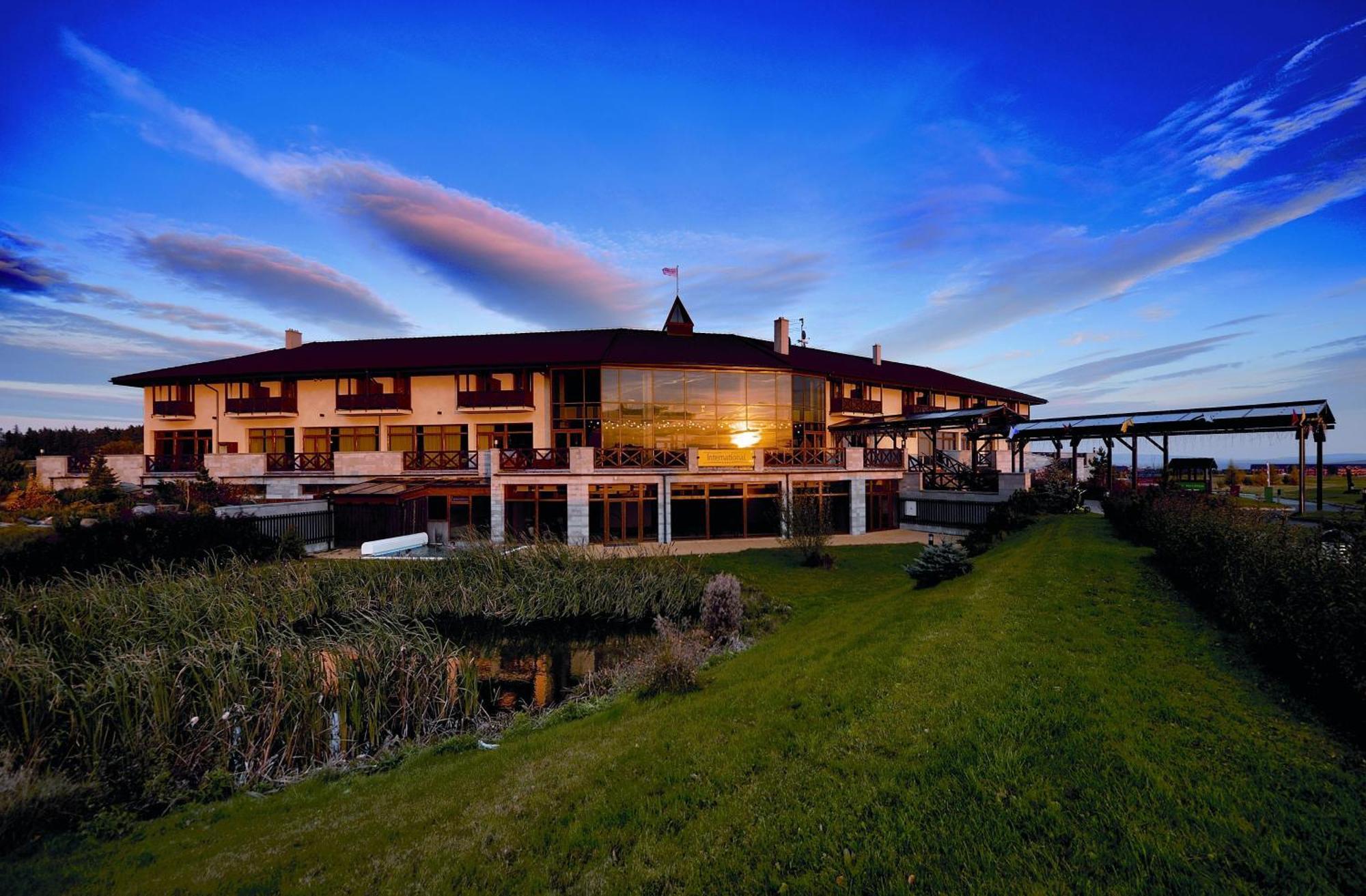 Hotel International Veľka Lomnica Bagian luar foto